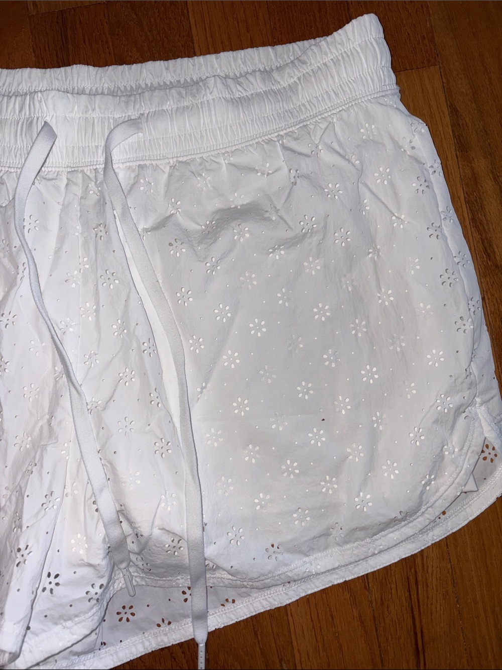 Gilly Hicks White Eyelet Lined Pull-On Shorts Size Large Beach Lounge - Picture 8 of 8